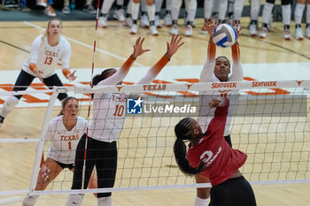 18/10/2024 - Texas opposite hitter Reagan Rutherford (10) and middle blocker Marianna Singletary (11) at the net to block a shot by Arkansas outside hitter Aniya Madkin  (9) - NCAA - TEXAS WOMEN VS ARKANSAS WOMEN - EVENTI - VOLLEY