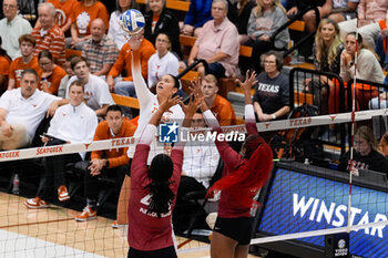 18/10/2024 - Texas outside hitter Devin Kahahawai (44) attacks at the net - NCAA - TEXAS WOMEN VS ARKANSAS WOMEN - EVENTI - VOLLEY