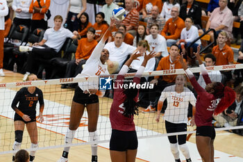 18/10/2024 - Texas middle blocker Marianna Singletary (11) attacks at the net - NCAA - TEXAS WOMEN VS ARKANSAS WOMEN - EVENTI - VOLLEY