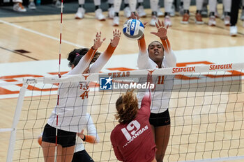 18/10/2024 - Texas outside hitter Devin Kahahawai (44) and middle blocker Marianna Singletary (11) at the net to block a shot by Arkansas outside hitter Olivia Ruy (19) - NCAA - TEXAS WOMEN VS ARKANSAS WOMEN - EVENTI - VOLLEY