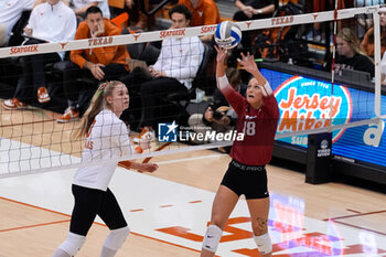 18/10/2024 - Arkansas setter Hannah Hogue  (18) sets the ball as Texas outside hitter Jenna Wenaas (13) awaits an attack - NCAA - TEXAS WOMEN VS ARKANSAS WOMEN - EVENTI - VOLLEY