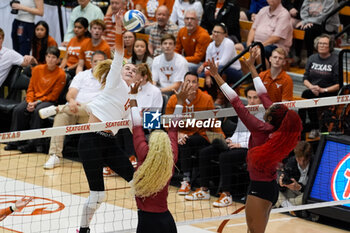 18/10/2024 - Texas outside hitter Jenna Wenaas (13) attacks at the net - NCAA - TEXAS WOMEN VS ARKANSAS WOMEN - EVENTI - VOLLEY