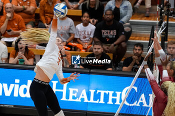 18/10/2024 - Texas outside hitter Jenna Wenaas (13) attacks at the net - NCAA - TEXAS WOMEN VS ARKANSAS WOMEN - EVENTI - VOLLEY