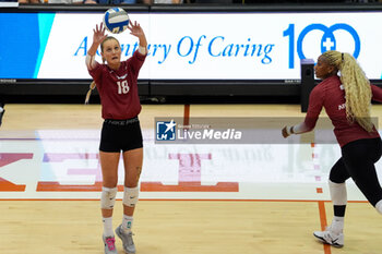 18/10/2024 - Arkansas setter Hannah Hogue  (18) sets the ball as Arkansas middle blocker Sania Petties  (3) looks on - NCAA - TEXAS WOMEN VS ARKANSAS WOMEN - EVENTI - VOLLEY