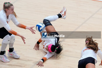 18/10/2024 - Texas defensive specialist Keonilei Akana (12) dives to dig the ball as libero Keonilei Akana (12) stands by - NCAA - TEXAS WOMEN VS ARKANSAS WOMEN - EVENTI - VOLLEY