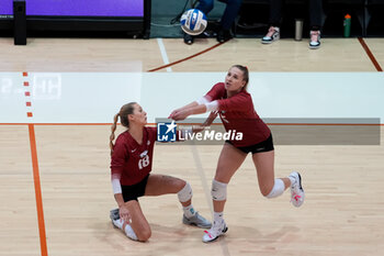 18/10/2024 - Arkansas libero Kylie Weeks (5) digs the ball over setter Hannah Hogue (18) - NCAA - TEXAS WOMEN VS ARKANSAS WOMEN - EVENTI - VOLLEY