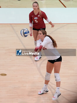 18/10/2024 - Arkansas libero Courtney Jackson  (15) digs the ball as defensive specialist Kylie Weeks (5) looks on - NCAA - TEXAS WOMEN VS ARKANSAS WOMEN - EVENTI - VOLLEY