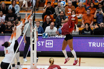 18/10/2024 - Arkansas outside hitter Romani Thurman  (30) goes up for an attack as Texas middle blocker Marianna Singletary (11) and outside hitter Madisen Skinner (6) wait at the net - NCAA - TEXAS WOMEN VS ARKANSAS WOMEN - EVENTI - VOLLEY