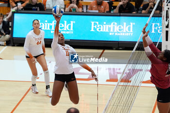 18/10/2024 - Texas middle blocker Marianna Singletary (11) goes up for an attack as Arkansas middle blocker Zoi Evans  (44) waits at the net - NCAA - TEXAS WOMEN VS ARKANSAS WOMEN - EVENTI - VOLLEY