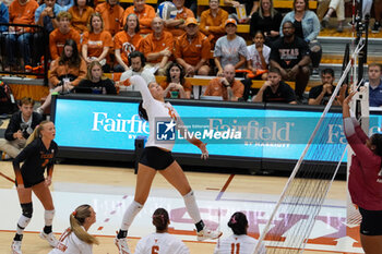 18/10/2024 - Texas outside hitter Devin Kahahawai (44) goes up for an attack - NCAA - TEXAS WOMEN VS ARKANSAS WOMEN - EVENTI - VOLLEY