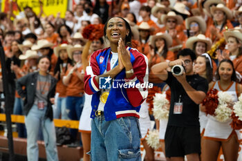 18/10/2024 - Olympic Gold Medalist and Texas alum Chiaka Ogbogu greets the crowd on a return to her alma mater - NCAA - TEXAS WOMEN VS ARKANSAS WOMEN - EVENTI - VOLLEY