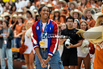 18/10/2024 - Olympic Gold Medalist and Texas alum Chiaka Ogbogu greets the crowd on a return to her alma mater - NCAA - TEXAS WOMEN VS ARKANSAS WOMEN - EVENTI - VOLLEY