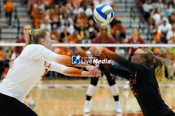 18/10/2024 - Texas outside hitter Madisen Skinner (6) and libero Emma Halter (2) work to dig the ball - NCAA - TEXAS WOMEN VS ARKANSAS WOMEN - EVENTI - VOLLEY