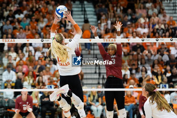 18/10/2024 - Texas outside hitter Jenna Wenaas (13) goes up for an attack as Arkansas middle blocker Sania Petties (3) waits at the net - NCAA - TEXAS WOMEN VS ARKANSAS WOMEN - EVENTI - VOLLEY