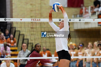 18/10/2024 - Texas setter Ella Swindle (1) sets the ball - NCAA - TEXAS WOMEN VS ARKANSAS WOMEN - EVENTI - VOLLEY