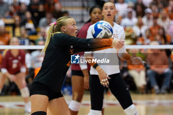 18/10/2024 - Texas libero Emma Halter (2) digs the ball as Texas outside hitter Madisen Skinner (6) looks on - NCAA - TEXAS WOMEN VS ARKANSAS WOMEN - EVENTI - VOLLEY