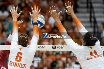 18/10/2024 - Texas setter Rella Binney (3) and Texas middle blocker Marianna Singletary (11) block a shot by Arkansas outside hitter Romani Thurman (30) - NCAA - TEXAS WOMEN VS ARKANSAS WOMEN - EVENTI - VOLLEY