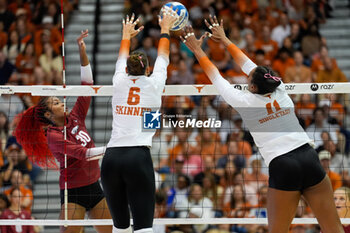 18/10/2024 - Texas setter Rella Binney (3) and Texas middle blocker Marianna Singletary (11) block a shot by Arkansas outside hitter Romani Thurman (30) - NCAA - TEXAS WOMEN VS ARKANSAS WOMEN - EVENTI - VOLLEY