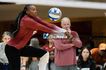 18/10/2024 - Arkansas outside hitter Aniya Madkin (9) digs the ball as Arkansas head coach Jason Watson looks on - NCAA - TEXAS WOMEN VS ARKANSAS WOMEN - EVENTI - VOLLEY