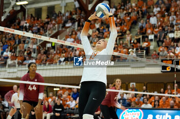 18/10/2024 - Texas setter Averi Carlson (17) sets the ball as Arkansas middle blocker Zoi Evans (44) looks on - NCAA - TEXAS WOMEN VS ARKANSAS WOMEN - EVENTI - VOLLEY