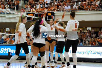 18/10/2024 - Texas outside hitter Devin Kahahawai (44) and the Longhorns celebrate a point - NCAA - TEXAS WOMEN VS ARKANSAS WOMEN - EVENTI - VOLLEY