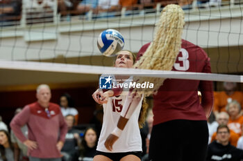 18/10/2024 - Arkansas libero Courtney Jackson (15) digs the ball as middle blocker Sania Petties (3) watches - NCAA - TEXAS WOMEN VS ARKANSAS WOMEN - EVENTI - VOLLEY