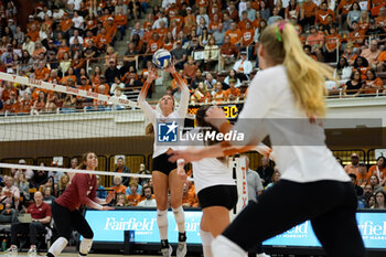 18/10/2024 - Arkansas outside hitter Olivia Ruy (19) waits an attack as Texas setter Ella Swindle (1) sets the ball - NCAA - TEXAS WOMEN VS ARKANSAS WOMEN - EVENTI - VOLLEY