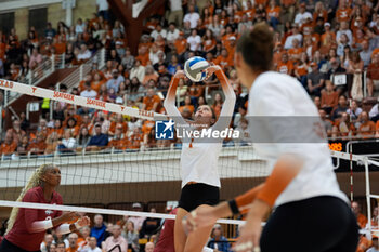 18/10/2024 - Arkansas middle blocker Sania Petties (3) looks on as Texas setter Ella Swindle (1) sets the ball - NCAA - TEXAS WOMEN VS ARKANSAS WOMEN - EVENTI - VOLLEY