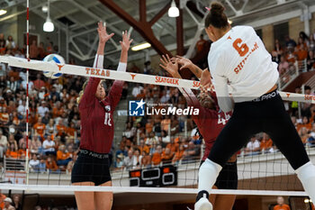 18/10/2024 - Texas outside hitter Madisen Skinner (6) gets a ball past Arkansas setter Hannah Hogue (18) and middle blocker Zoi Evans (44) on an attack - NCAA - TEXAS WOMEN VS ARKANSAS WOMEN - EVENTI - VOLLEY