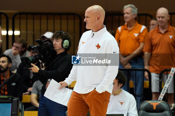 18/10/2024 - Texas head coach Jerritt Elliott reacts as a player from Arkansas is hit in the face with a ball - NCAA - TEXAS WOMEN VS ARKANSAS WOMEN - EVENTI - VOLLEY