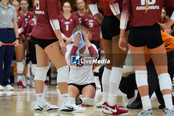 18/10/2024 - Trainers attend to Arkansas libero Courtney Jackson (15) after being hit in the face with a ball - NCAA - TEXAS WOMEN VS ARKANSAS WOMEN - EVENTI - VOLLEY