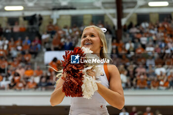 18/10/2024 - A Texas Longhorns cheerleader performs - NCAA - TEXAS WOMEN VS ARKANSAS WOMEN - EVENTI - VOLLEY