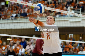 18/10/2024 - Texas setter Averi Carlson (17) digs the ball - NCAA - TEXAS WOMEN VS ARKANSAS WOMEN - EVENTI - VOLLEY