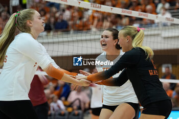 18/10/2024 - Texas middle blocker Ayden Ames (5) celebrates with outside hitter Jenna Wenaas (13) and libero Emma Halter (2) - NCAA - TEXAS WOMEN VS ARKANSAS WOMEN - EVENTI - VOLLEY