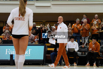 18/10/2024 - Texas head coach Jerritt Elliot talks with setter Ella Swindle (1) - NCAA - TEXAS WOMEN VS ARKANSAS WOMEN - EVENTI - VOLLEY