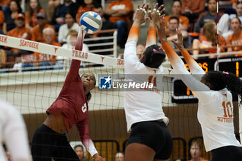 18/10/2024 - Arkansas outside hitter Aniya Madkin (9) attacks at the net as Texas middle blocker Marianna Singletary (11) and opposite hitter Reagan Rutherford (10) await the ball - NCAA - TEXAS WOMEN VS ARKANSAS WOMEN - EVENTI - VOLLEY