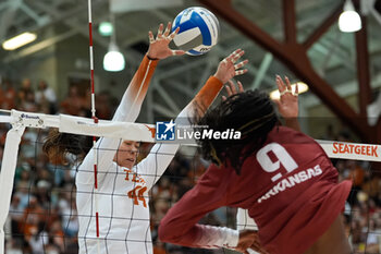 18/10/2024 - Texas outside hitter Devin Kahahawai (44) goes up to block a shot by Arkansas outside hitter Aniya Madkin (9) - NCAA - TEXAS WOMEN VS ARKANSAS WOMEN - EVENTI - VOLLEY