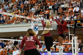 18/10/2024 - Texas outside hitter Jenna Wenaas (13) attacks as Arkansas outside hitter Olivia Ruy (19), middle blocker Sania Petties (3) and outside hitter Romani Thurman (30) await the ball - NCAA - TEXAS WOMEN VS ARKANSAS WOMEN - EVENTI - VOLLEY