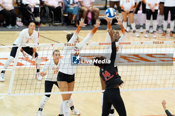 2024-10-20 - Texas outside hitter Devin Kahahawai (44) and middle blocker Marianna Singletary (11) at the net to block a shot from Georgia outside hitter Erykah Lovett (14) - NCAA - TEXAS WOMEN VS GEORGIA WOMEN - EVENTS - VOLLEYBALL