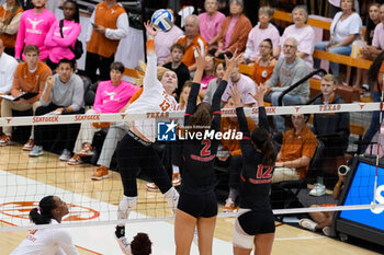 2024-10-20 - Texas outside hitter Jenna Wenaas (13) at the net to attack - NCAA - TEXAS WOMEN VS GEORGIA WOMEN - EVENTS - VOLLEYBALL