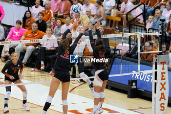 2024-10-20 - Texas outside hitter Jenna Wenaas (13) at the net to attack - NCAA - TEXAS WOMEN VS GEORGIA WOMEN - EVENTS - VOLLEYBALL