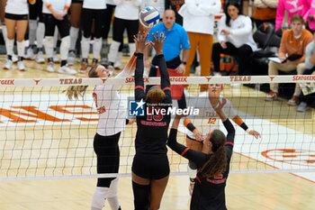 2024-10-20 - Texas setter Averi Carlson (17) and Georgia outside hitter Bianna Muoneke (13) battle at the net - NCAA - TEXAS WOMEN VS GEORGIA WOMEN - EVENTS - VOLLEYBALL