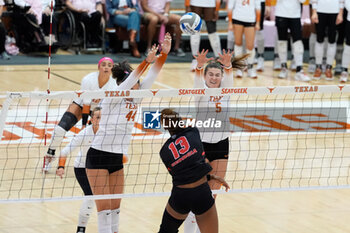 2024-10-20 - Texas outside hitter Devin Kahahawai (44) and middle blocker Ayden Ames (5) at the net to block a shot from Georgia outside hitter Bianna Muoneke (13) - NCAA - TEXAS WOMEN VS GEORGIA WOMEN - EVENTS - VOLLEYBALL