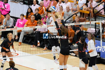 2024-10-20 - Texas outside hitter Jenna Wenaas (13) at the net to attack - NCAA - TEXAS WOMEN VS GEORGIA WOMEN - EVENTS - VOLLEYBALL