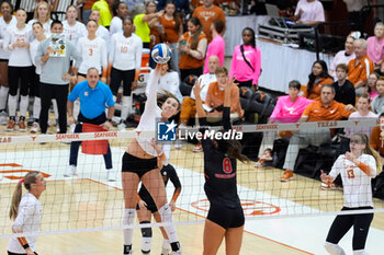 2024-10-20 - Texas middle blocker Ayden Ames (5) at the net to attack - NCAA - TEXAS WOMEN VS GEORGIA WOMEN - EVENTS - VOLLEYBALL