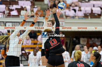 2024-10-20 - Texas setter Averi Carlson (17) and middle blocker Ayden Ames (5) at the net to block a shot from Georgia outside hitter Bianna Muoneke (13) - NCAA - TEXAS WOMEN VS GEORGIA WOMEN - EVENTS - VOLLEYBALL