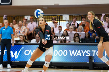 2024-10-20 - Georgia setter Clara Brower (12) digs the ball during an NCAA volleyball match - NCAA - TEXAS WOMEN VS GEORGIA WOMEN - EVENTS - VOLLEYBALL