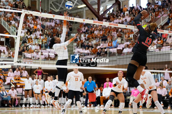 2024-10-20 - Texas opposite hitter Reagan Rutherford (10) at the net to attack as Georgia outside hitter Bianna Muoneke (13) prepares to defend - NCAA - TEXAS WOMEN VS GEORGIA WOMEN - EVENTS - VOLLEYBALL