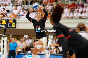 2024-10-20 - Georgia setter Clara Brower (12) sets the ball during an NCAA volleyball match - NCAA - TEXAS WOMEN VS GEORGIA WOMEN - EVENTS - VOLLEYBALL