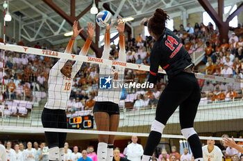 2024-10-20 - Texas opposite hitter Reagan Rutherford (10) and middle blocker Marianna Singletary (11) at the net to block a shot from Georgia outside hitter Erykah Lovett (14) - NCAA - TEXAS WOMEN VS GEORGIA WOMEN - EVENTS - VOLLEYBALL